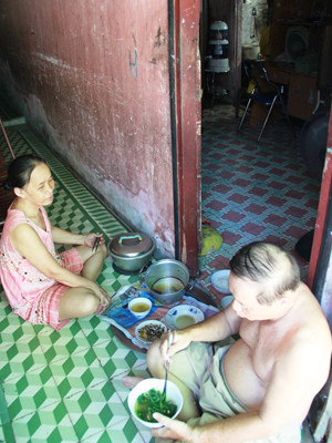 Bốn người sống trong căn hộ 12m2, vợ chồng ông Lương phải ra ngoài hành lang ăn uống, ngủ nghỉ