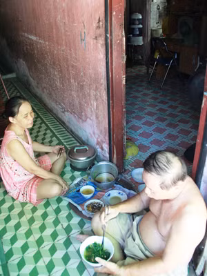 Bốn người sống trong căn hộ 12m2, vợ chồng ông Lương phải ra ngoài hành lang ăn uống, ngủ nghỉ