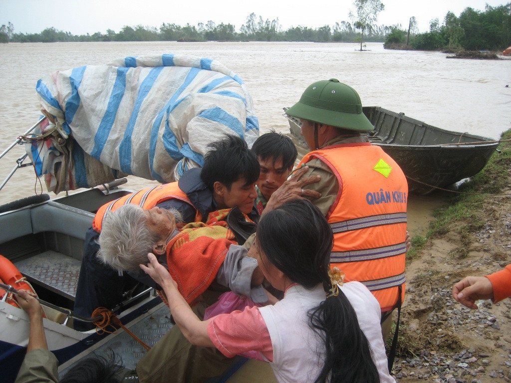 Lữ đoàn 270 cũng luôn tham gia tích cực, có hiệu quả trong giúp dân phòng chống thiên tai 