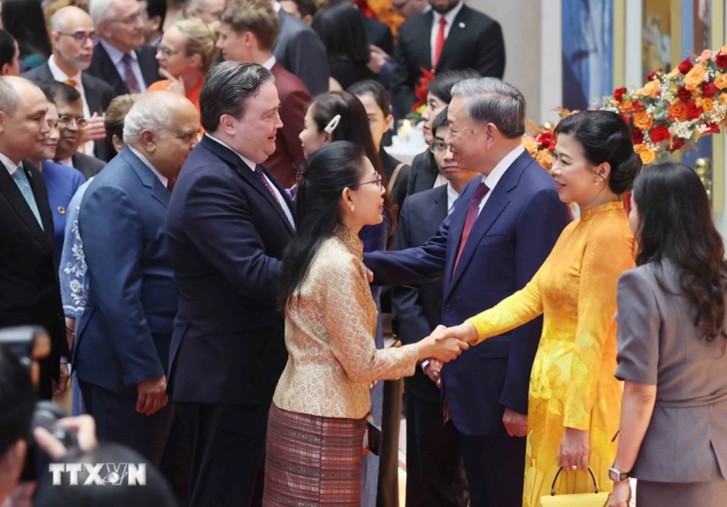 Tổng Bí thư, Chủ tịch nước Tô Lâm và Phu nhân đón các đại sứ, đại diện, trưởng đại diện các tổ chức quốc tế đến dự. Ảnh: TTXVN.
