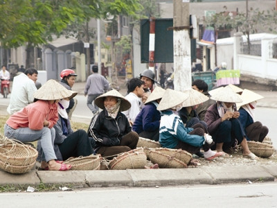 Chờ việc tại chân cầu Chương Dương. Ảnh: M.Đ