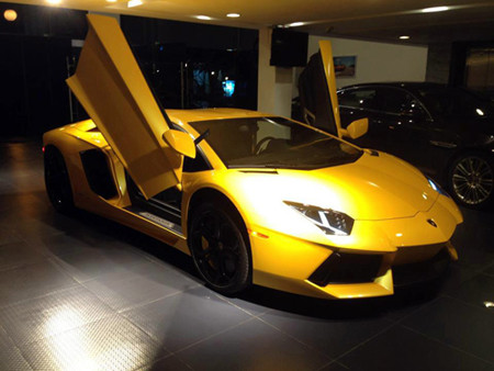 Chiếc Aventador của Cường "đô la" có giá khoảng 25 tỉ đồng tại Việt Nam. Chiếc Aventador của Cường