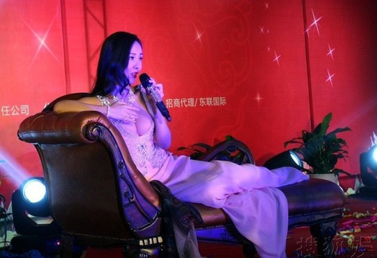 Trong chương trình, ban tổ chức còn bố trí một chiếc ghế dài cho người đẹp ngồi để fan tha hồ chụp ảnh