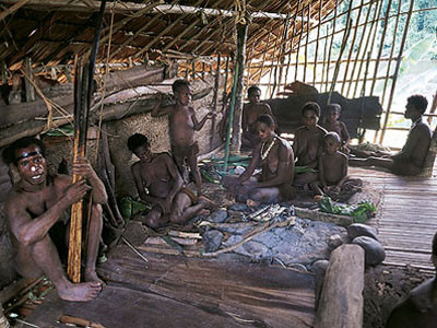 Người Korowai sống tách biệt thế giới văn minh trong rừng rậm New Guinea. Người Korowai sống tách biệt thế giới văn minh trong rừng rậm New Guinea