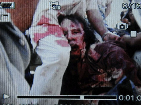 Bức ảnh chụp lại từ clip cho thấy Gadhafi đã bị tiêu diệt. Bức ảnh chụp lại từ clip cho thấy Gadhafi đã bị tiêu diệt