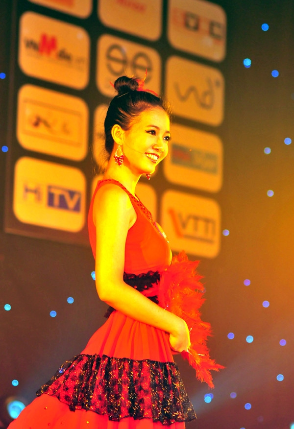 Phan Hồng Anh trong điệu nhảy Flamenco tại phần thi Miss Tài năng Imiss Thăng Long 2010. Ảnh: Thuận Phong