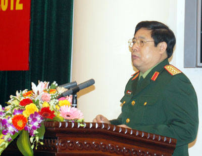 ại tướng Phùng Quang Thanh giao nhiệm vụ cho các cán bộ được bổ nhiệm chức vụ và thăng quân hàm cấp tướng