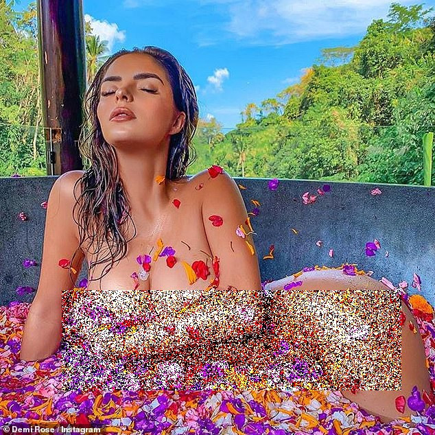 'Kim Kardashian Anh quốc' khoe dáng siêu nóng bỏng với váy lưới thủng ảnh 4