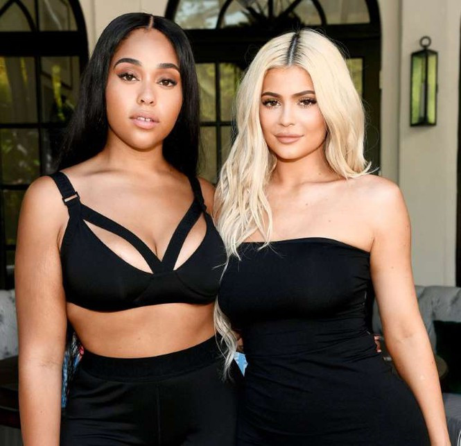 Người mẫu ngoại cỡ Jordyn Woods mặc đầm xẻ sâu khoe ngực đầy nóng bỏng ảnh 9