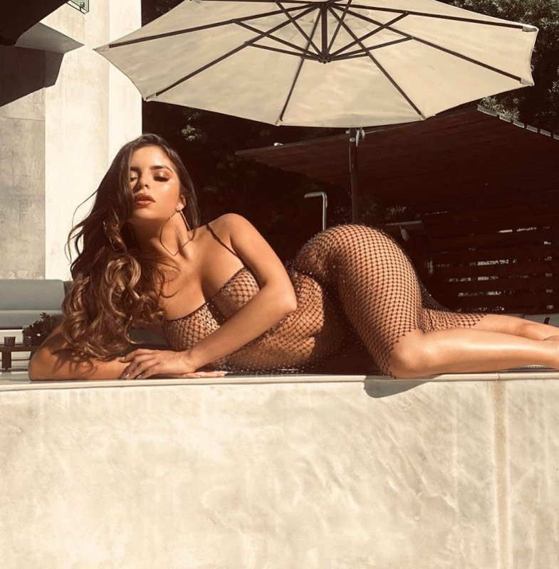 'Kim Kardashian Anh quốc' khoe dáng siêu nóng bỏng với váy lưới thủng ảnh 2