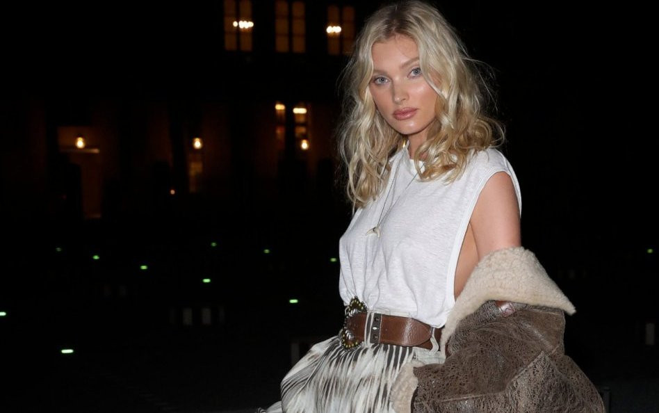 Mẫu nội y Elsa Hosk 'thả rông' vòng 1 với áo mỏng tang đi sự kiện ảnh 4