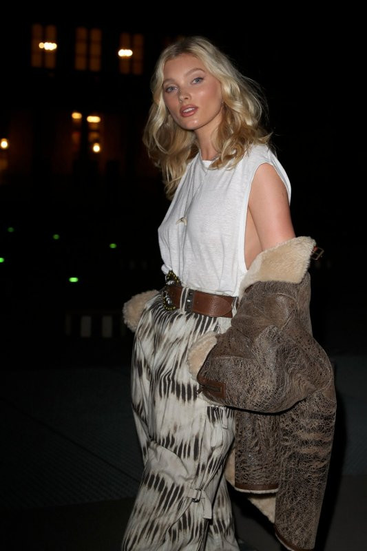 Mẫu nội y Elsa Hosk 'thả rông' vòng 1 với áo mỏng tang đi sự kiện ảnh 2