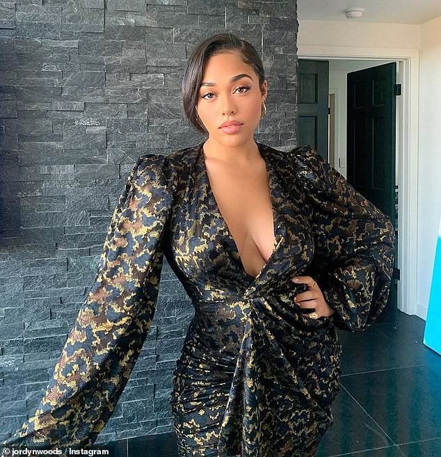 Người mẫu ngoại cỡ Jordyn Woods mặc đầm xẻ sâu khoe ngực đầy nóng bỏng ảnh 4