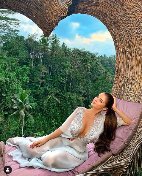 'Kim Kardashian Anh quốc' khoe dáng siêu nóng bỏng với váy lưới thủng ảnh 9