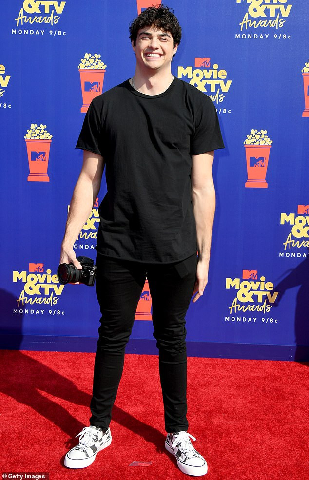 Mỹ nhân được ví như 'tượng nữ thần sắc đẹp' khoe dáng 'bỏng mắt' với áo tắm ảnh 9