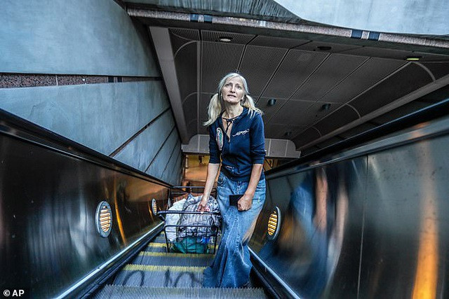 Vận may mỉm cười với người phụ nữ vô gia cư sở hữu giọng hát mê hoặc ảnh 2