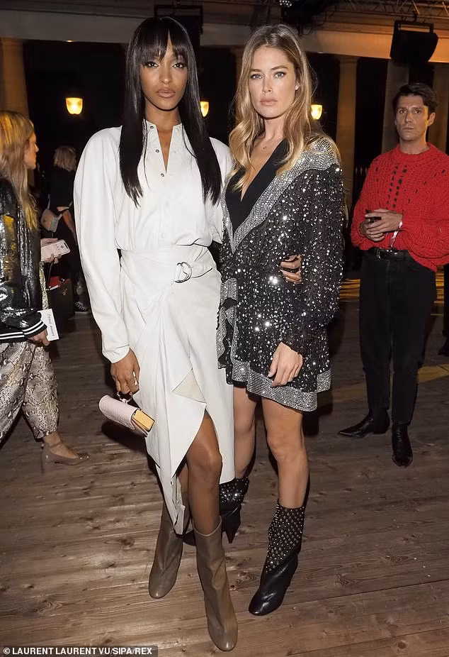 Mẫu nội y Elsa Hosk 'thả rông' vòng 1 với áo mỏng tang đi sự kiện ảnh 6