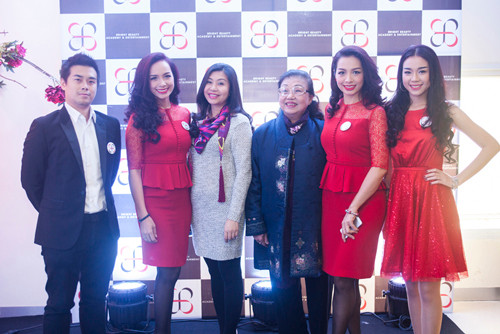 Kỷ niệm 20 năm bước chân vào làng người mẫu, cặp song sinh Thúy Hằng - Thúy Hạnh đã bất ngờ tách riêng và mở công ty đào tạo, giải trí của chính mình mang tên BB Plus. Á Hậu Dương Tú Anh Hoa hậu đông nam Á Phan Hoàng Thư Top 15 hoa hậu châu Á Thái Bình Dương Trương Tùng Lan Top 5 miss Ngoisao Hằng Kool Top 5 miss Ngoisao Đỗ Kiều Oanh Với tâm huyết qua 20 năm, với lòng yêu nghề và đầy nhiệt huyết của hai chị em cùng các cộng sự BB Plus đã chính thức ra đời, hoạt động với thương hiệu BB Academy & Entertaiment với hai mảng là đào tạo và cung cấp các dịch vụ giải trí. Vợ chồng diễn viên Minh Tiệp MC Tuấn Tú Sự có mặt của các mẫu nhí - Lớp học baby Pro