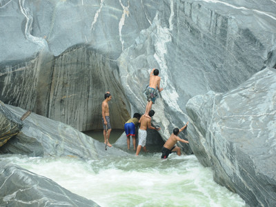 Nỗ lực tìm kiếm nạn nhân trên sông Tranh sau nước lũ. Ảnh: Nguyễn Thành. Nỗ lực tìm kiếm nạn nhân trên sông Tranh sau nước lũ. Ảnh: Nguyễn Thành