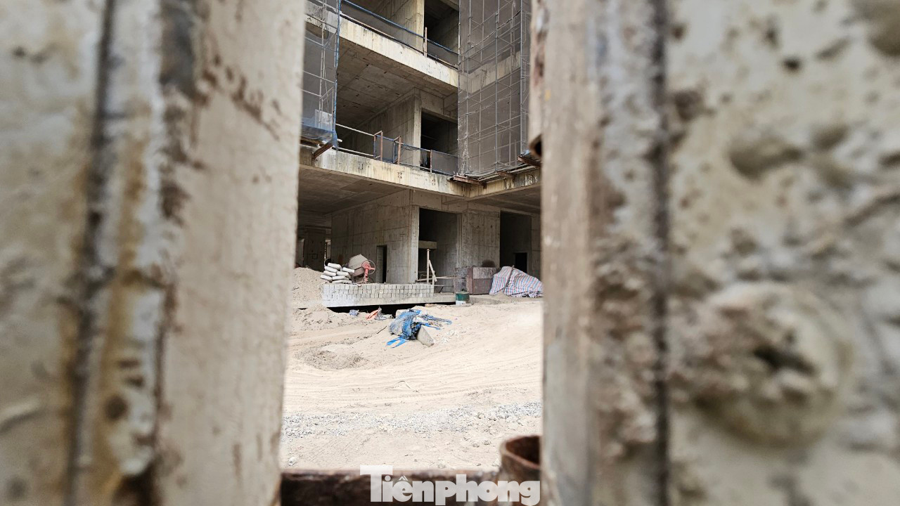 Bên trong dự án các hạng mục hạ tầng vẫn ngổn ngang khiến khách hàng lo lắng, không biết đến khi nào mới được nhận nhà về ở.