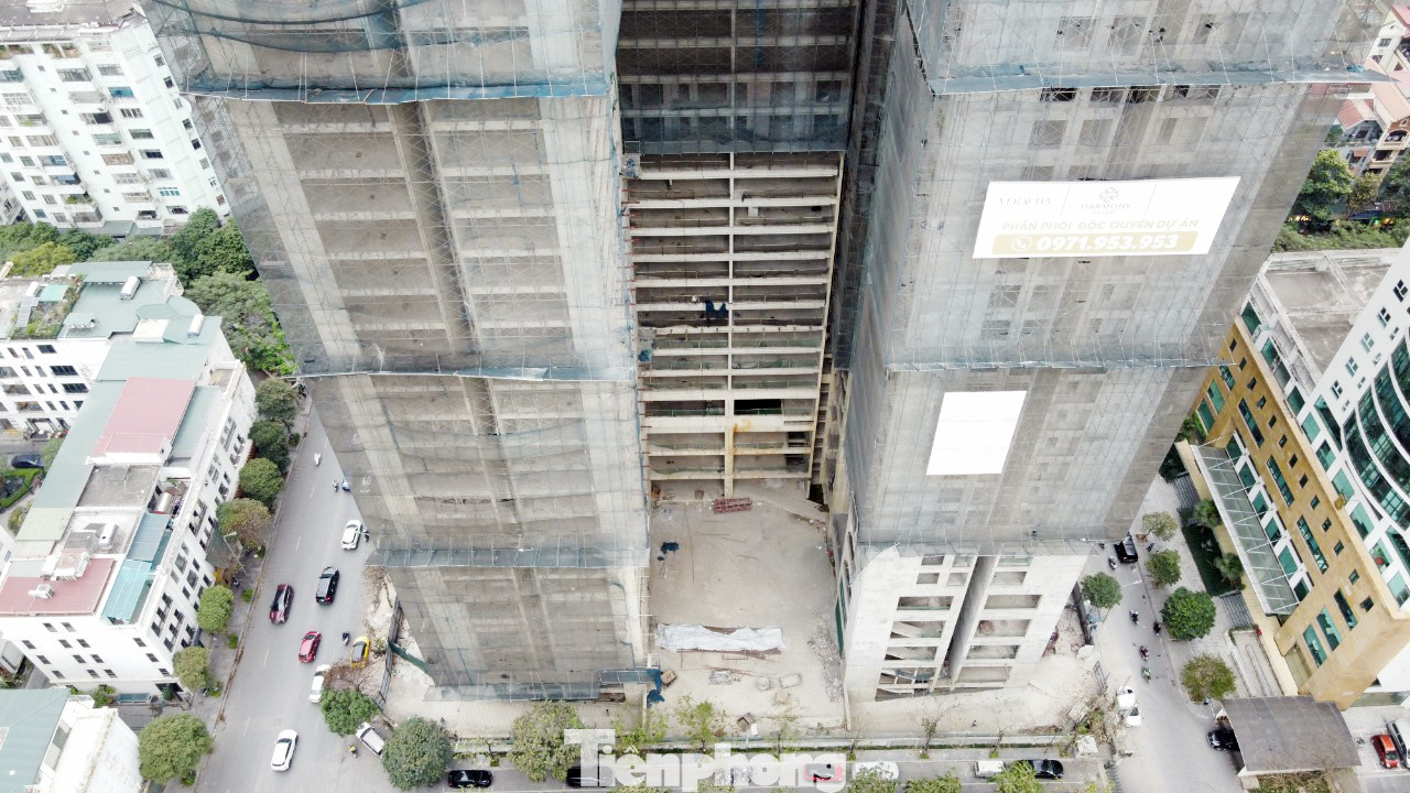 &quot;Với lý do dịch bệnh chủ đầu tư xin lùi thời hạn bàn giao nhà. Chúng tôi cũng rất thông cảm với chủ đầu tư và đồng ý thời hạn bàn giao lùi sang tháng 3/2022 nhưng tiếp đó chủ đầu tư đơn phương gửi tiếp lịch lùi thời gian bàn giao đến tháng 9/2022 mà không có lý do gì. Sau đó, liên tiếp gửi thêm thông báo lùi bàn giao đến tháng 3/2023. Và gần đây nhất, chủ đầu tư lại thông báo sẽ giao nhà vào quý II/2023…. Điều đáng nói, công trường hiện rất ít công nhân làm việc thì không biết đến bao giờ dự án hoàn thiện để bàn giao nhà”, chị Hương - khách hàng mua nhà dự án Harmony Square bức xúc.