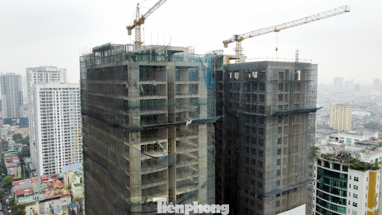 Dự án đã cất nóc, đang trong quá trình hoàn thiện mặt trong và mặt ngoài tòa nhà.