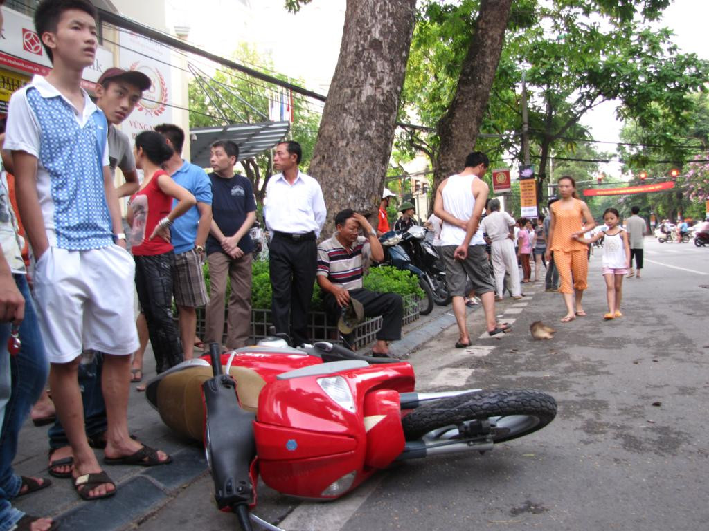 Sau đó đâm tiếp vào xe Liberty