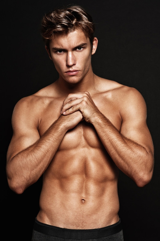 Lucas Garcez sở hữu nét đẹp nam tính,lạnh lùng