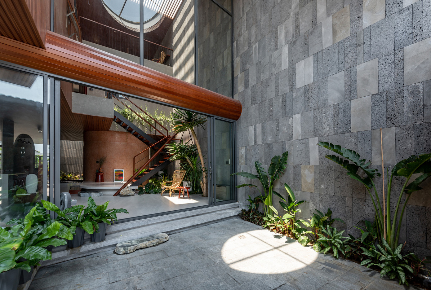 Do đó, các kiến trúc sư lên ý tưởng xây dựng công trình nhằm giảm bớt căng thẳng đô thị, và kết nối nhiều hơn với thiên nhiên. Do đó, các kiến trúc sư lên ý tưởng xây dựng công trình nhằm giảm bớt căng thẳng đô thị, và kết nối nhiều hơn với thiên nhiên.