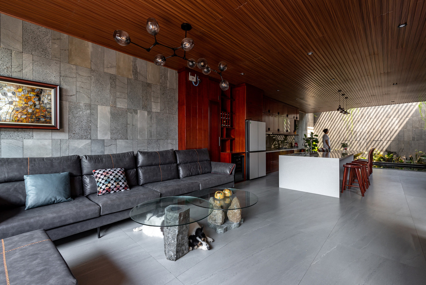 Những chất liệu mộc mạc như đá bóng, gỗ, tổ ong, gối và những chất liệu đặc trưng của địa phương Việt Nam, tạo cảm giác quen thuộc và có phần hoài cổ cho gia chủ trung niên. Những chất liệu mộc mạc như đá bóng, gỗ, tổ ong, gối và những chất liệu đặc trưng của địa phương Việt Nam, tạo cảm giác quen thuộc và có phần hoài cổ cho gia chủ trung niên.