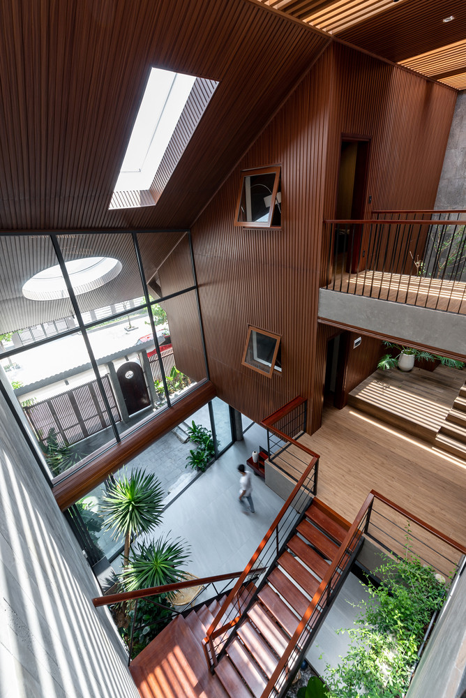 Tầm nhìn từ bên trong ngôi nhà cũng thông thoáng do khoét rỗng sàn từ tầng 3 đến tầng 1, kết hợp với những tấm kính lớn giúp phóng to tầm nhìn từ các vị trí trong nhà ra bên ngoài. Hình thức giải phóng thị giác này giúp giảm căng thẳng của mắt khi nhìn từ bên trong ra ngoài. Tầm nhìn từ bên trong ngôi nhà cũng thông thoáng do khoét rỗng sàn từ tầng 3 đến tầng 1, kết hợp với những tấm kính lớn giúp phóng to tầm nhìn từ các vị trí trong nhà ra bên ngoài. Hình thức giải phóng thị giác này giúp giảm căng thẳng của mắt khi nhìn từ bên trong ra ngoài.