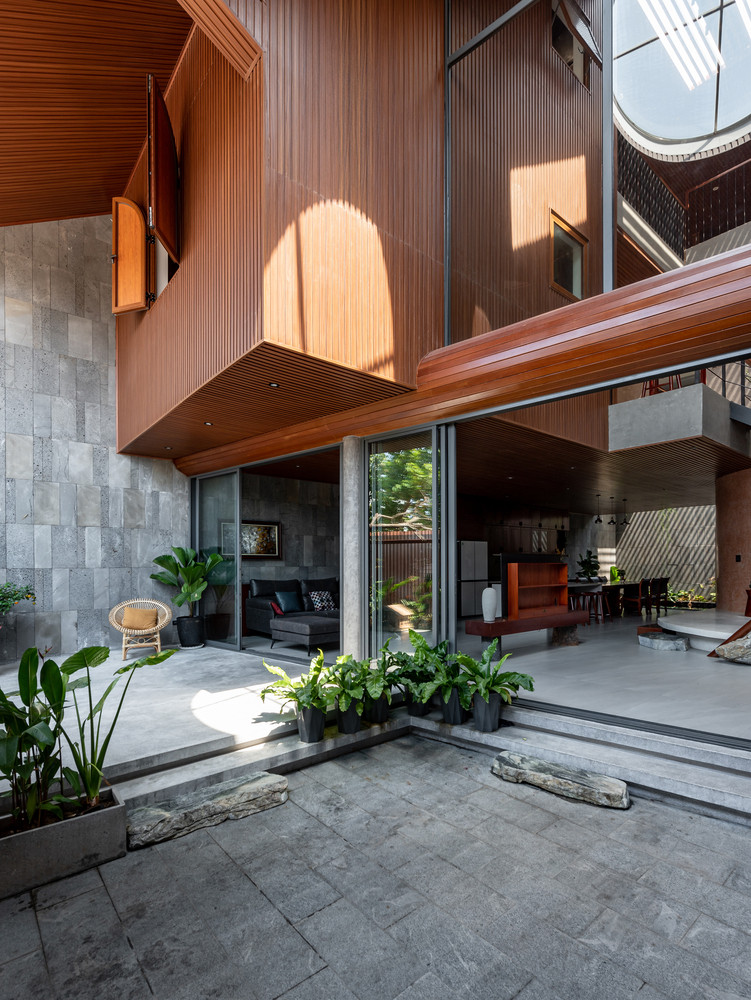 Tầm nhìn từ bên trong ngôi nhà cũng thông thoáng do khoét rỗng sàn từ tầng 3 đến tầng 1, kết hợp với những tấm kính lớn giúp phóng to tầm nhìn từ các vị trí trong nhà ra bên ngoài. Hình thức giải phóng thị giác này giúp giảm căng thẳng của mắt khi nhìn từ bên trong ra ngoài. Tầm nhìn từ bên trong ngôi nhà cũng thông thoáng do khoét rỗng sàn từ tầng 3 đến tầng 1, kết hợp với những tấm kính lớn giúp phóng to tầm nhìn từ các vị trí trong nhà ra bên ngoài. Hình thức giải phóng thị giác này giúp giảm căng thẳng của mắt khi nhìn từ bên trong ra ngoài.