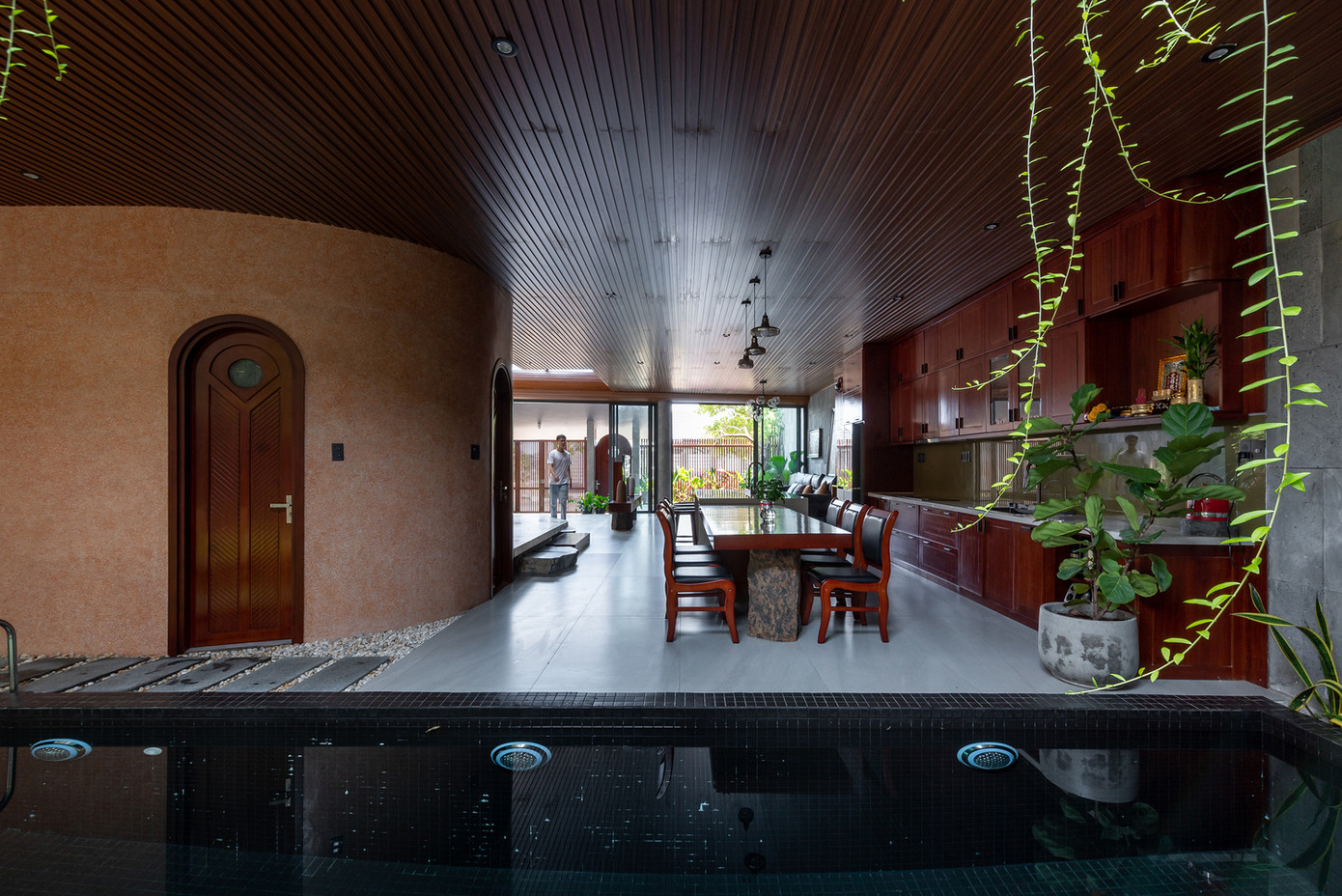 Những chất liệu mộc mạc như đá bóng, gỗ, tổ ong, gối và những chất liệu đặc trưng của địa phương Việt Nam, tạo cảm giác quen thuộc và có phần hoài cổ cho gia chủ trung niên. Những chất liệu mộc mạc như đá bóng, gỗ, tổ ong, gối và những chất liệu đặc trưng của địa phương Việt Nam, tạo cảm giác quen thuộc và có phần hoài cổ cho gia chủ trung niên.