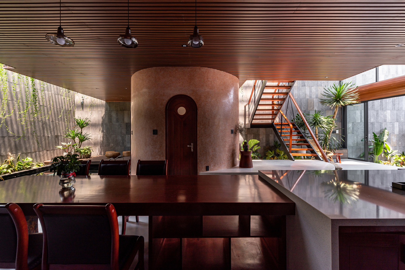 Những chất liệu mộc mạc như đá bóng, gỗ, tổ ong, gối và những chất liệu đặc trưng của địa phương Việt Nam, tạo cảm giác quen thuộc và có phần hoài cổ cho gia chủ trung niên. Những chất liệu mộc mạc như đá bóng, gỗ, tổ ong, gối và những chất liệu đặc trưng của địa phương Việt Nam, tạo cảm giác quen thuộc và có phần hoài cổ cho gia chủ trung niên.