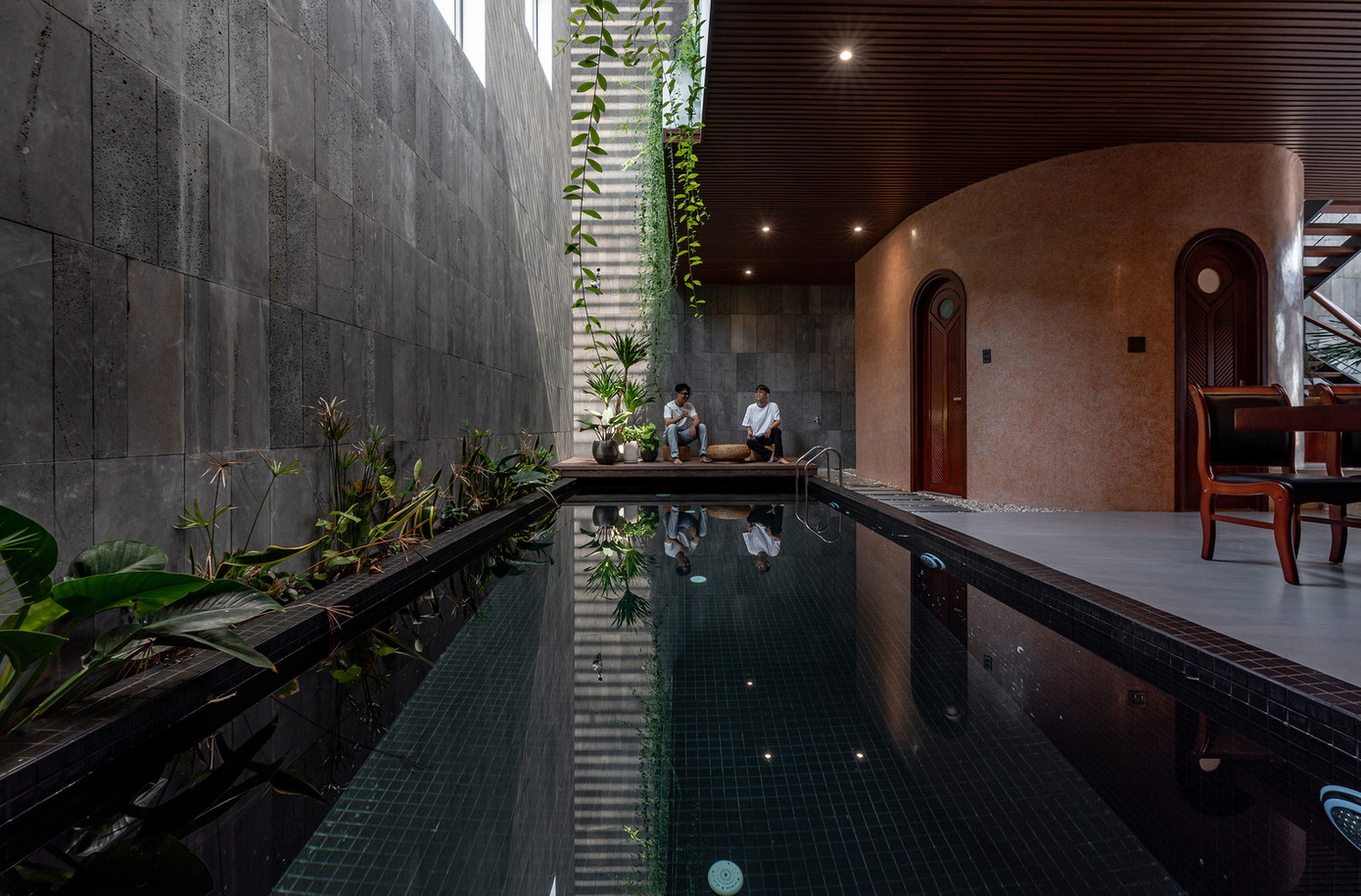 Những chất liệu mộc mạc như đá bóng, gỗ, tổ ong, gối và những chất liệu đặc trưng của địa phương Việt Nam, tạo cảm giác quen thuộc và có phần hoài cổ cho gia chủ trung niên. Những chất liệu mộc mạc như đá bóng, gỗ, tổ ong, gối và những chất liệu đặc trưng của địa phương Việt Nam, tạo cảm giác quen thuộc và có phần hoài cổ cho gia chủ trung niên.