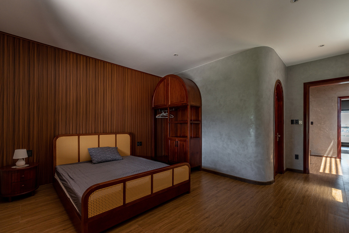 Cửa sổ mái ở phòng ngủ tầng 3, giúp gia chủ có thể ngắm nhìn bầu trời đêm từ trên giường ngủ. Cửa sổ mái ở phòng ngủ tầng 3, giúp gia chủ có thể ngắm nhìn bầu trời đêm từ trên giường ngủ.