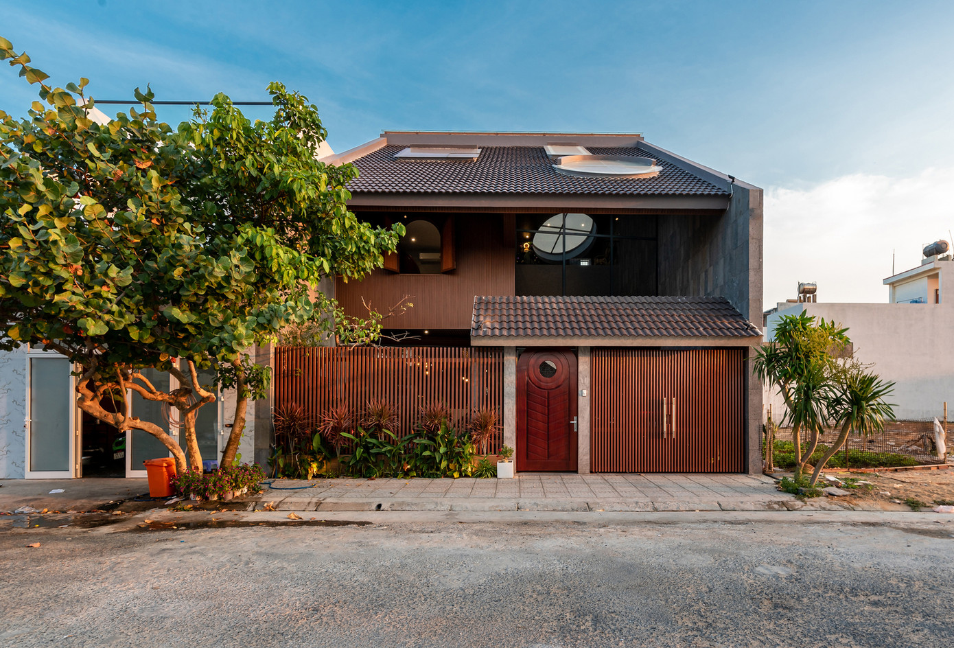 Với thiết kế này, công trình có cấu hình thú vị, và mang lại dáng vẻ quen thuộc của những ngôi nhà gỗ Việt Nam ngày xưa Với thiết kế này, công trình có cấu hình thú vị, và mang lại dáng vẻ quen thuộc của những ngôi nhà gỗ Việt Nam ngày xưa