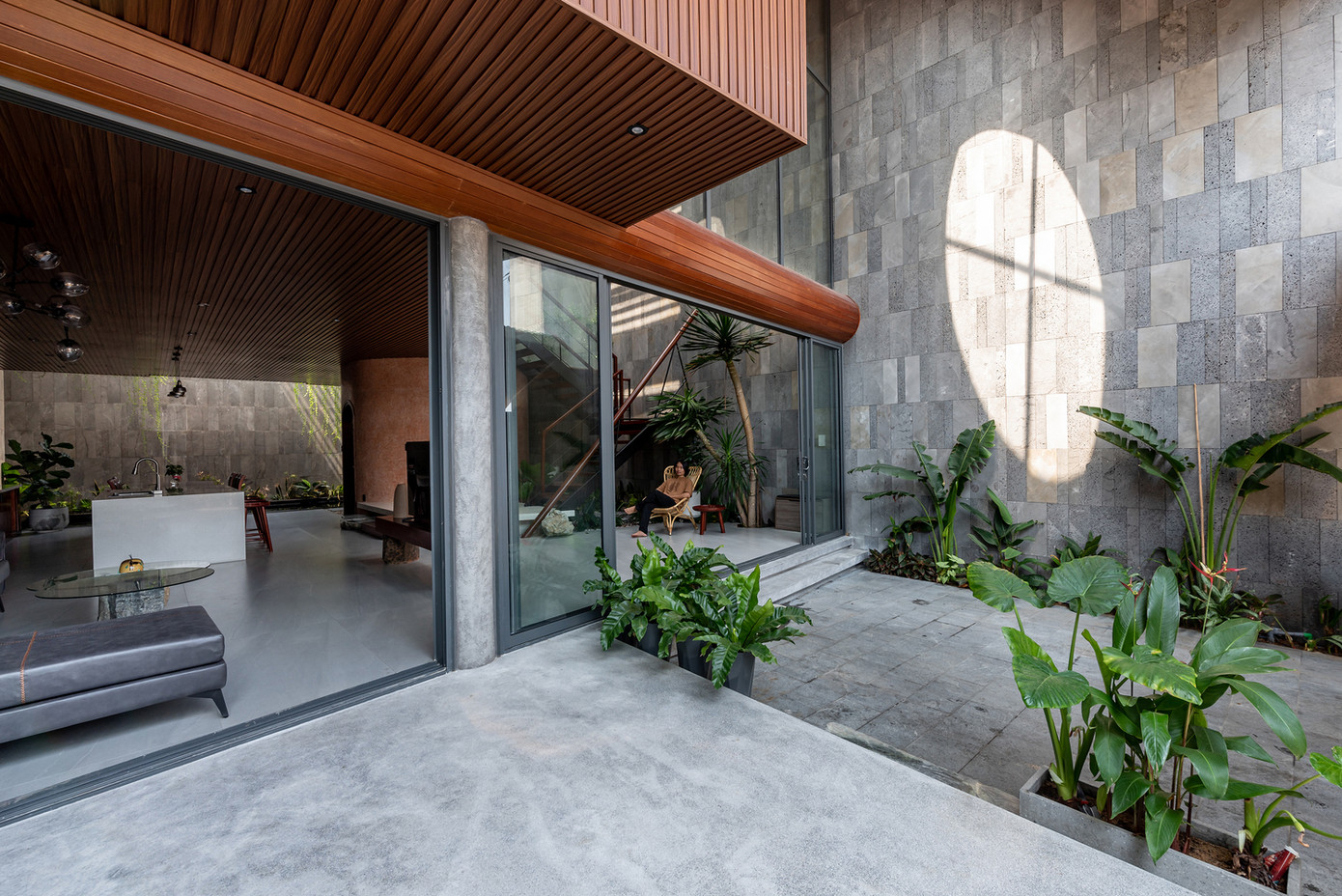 Đầu tiên, các kiến trúc sư giải phóng hệ thống kết cấu cột thẳng và dầm vuông. Sau đó, hình thức này được thay thế bằng các khối đá terrazzo hình trụ tròn và một thanh xà gỗ tròn chéo ngang nhà, mang tải trọng chính cho ngôi nhà. Đầu tiên, các kiến trúc sư giải phóng hệ thống kết cấu cột thẳng và dầm vuông. Sau đó, hình thức này được thay thế bằng các khối đá terrazzo hình trụ tròn và một thanh xà gỗ tròn chéo ngang nhà, mang tải trọng chính cho ngôi nhà.