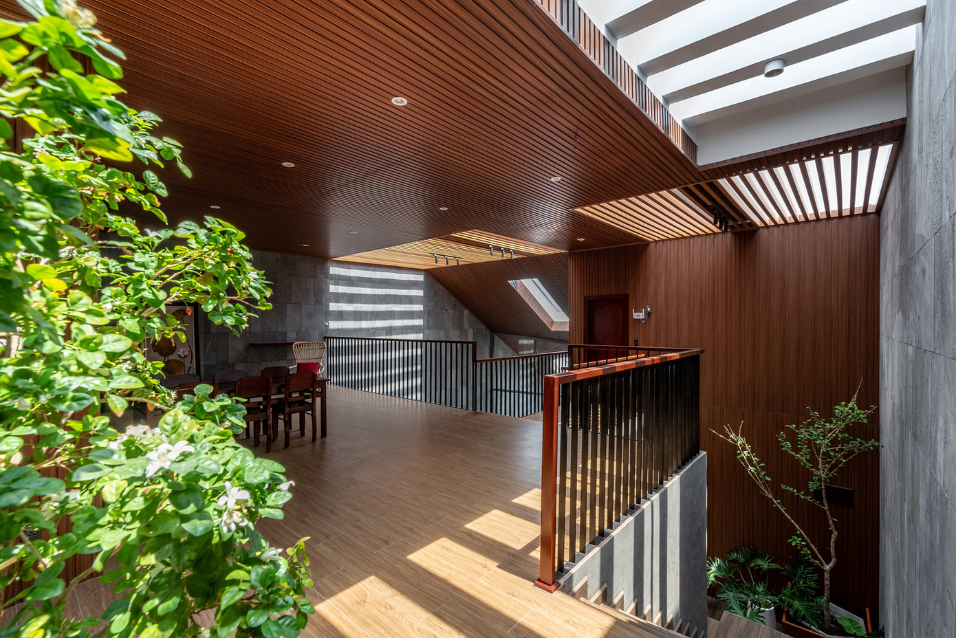 Mái nhà cũng được khoét rỗng tạo nên những ô cửa kính đưa ánh sáng vào trung tâm ngôi nhà, khiến ngôi nhà trở nên sáng sủa, sinh động và tràn đầy năng lượng. Mái nhà cũng được khoét rỗng tạo nên những ô cửa kính đưa ánh sáng vào trung tâm ngôi nhà, khiến ngôi nhà trở nên sáng sủa, sinh động và tràn đầy năng lượng.