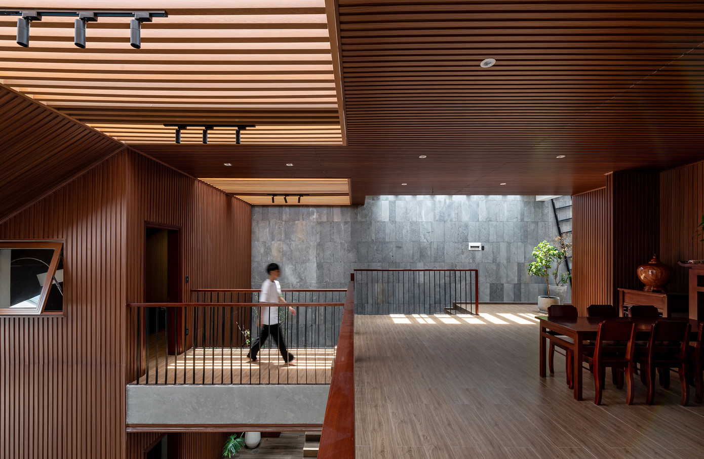 Cửa sổ mái ở phòng ngủ tầng 3, giúp gia chủ có thể ngắm nhìn bầu trời đêm từ trên giường ngủ. Cửa sổ mái ở phòng ngủ tầng 3, giúp gia chủ có thể ngắm nhìn bầu trời đêm từ trên giường ngủ.