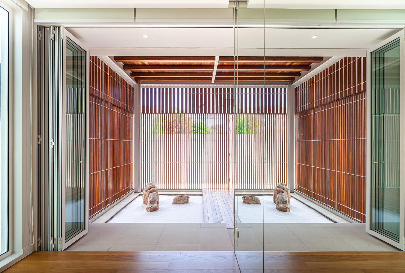 Không gian kiến trúc và nội thất ngôi nhà được hợp nhất làm một. Tổng thể ngôi nhà được chia thành ba không gian chính:Khu vực sân thượng, khu vực chung ở tầng một và khu vực sinh hoạt chính ở tầng hai.