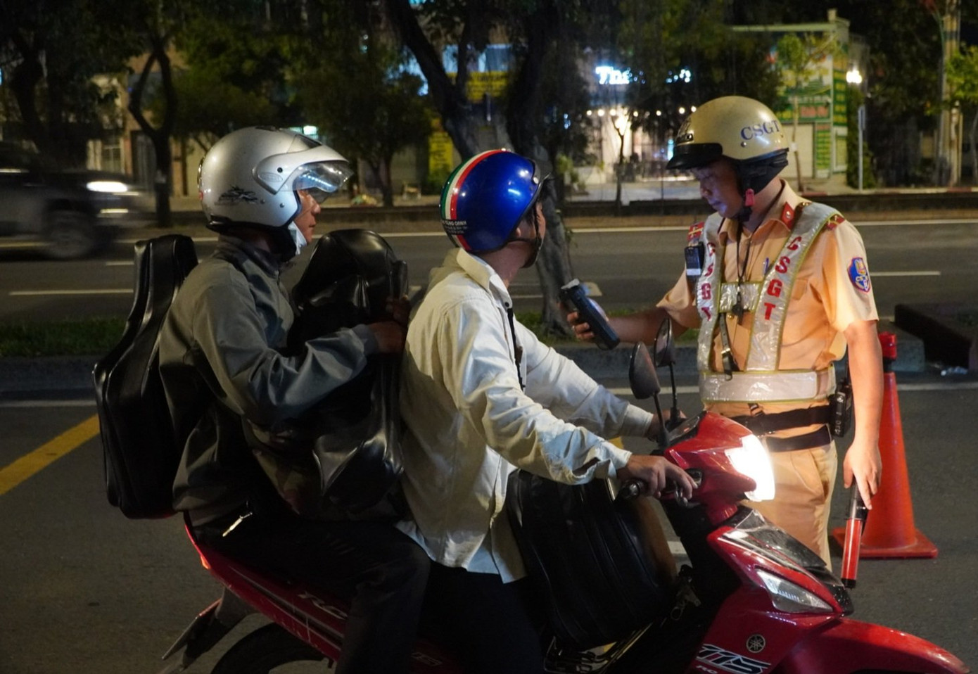 Nhiều người bị CSGT TP.HCM thổi nồng độ cồn trong đêm 2/6. Ảnh: Chinh Hoàng