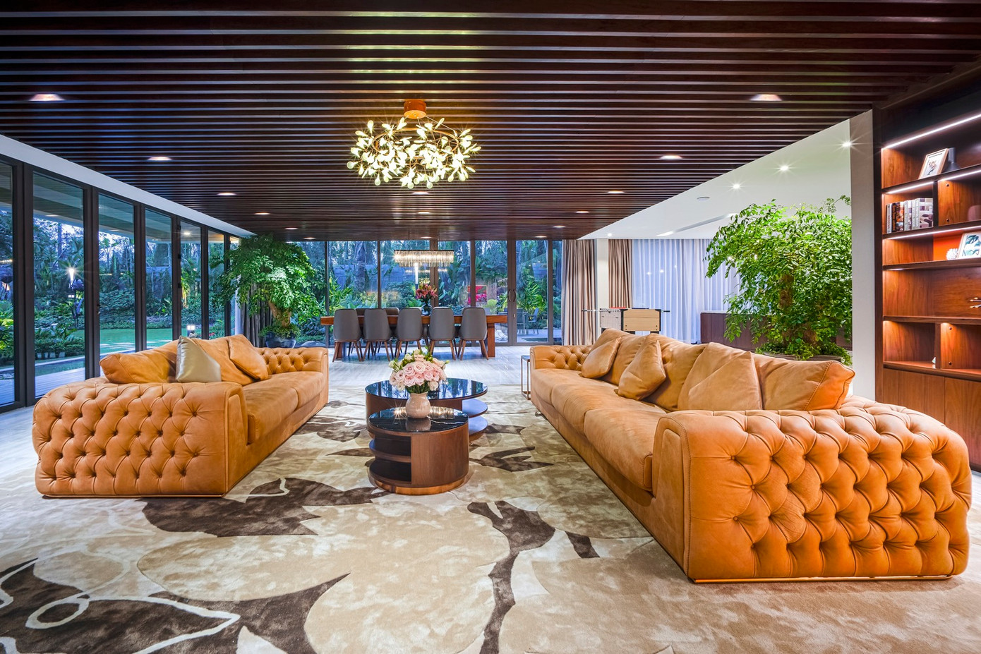 Biệt thự có các khu chức năng chính gồm: Phòng sinh hoạt chung, bar, khu giải trí, phòng chiếu phim, sảnh chính, phòng khách, bếp, phòng ngủ kết hợp sân vườn.