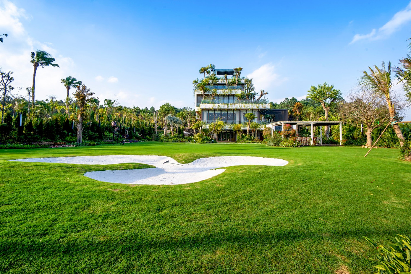 Mỗi khu vườn cũng giống như một lớp che bụi và một lớp chống ồn. Vườn còn góp phần giảm bức xạ mặt trời, để làm mát không gian và bảo vệ các công trình kiến trúc.