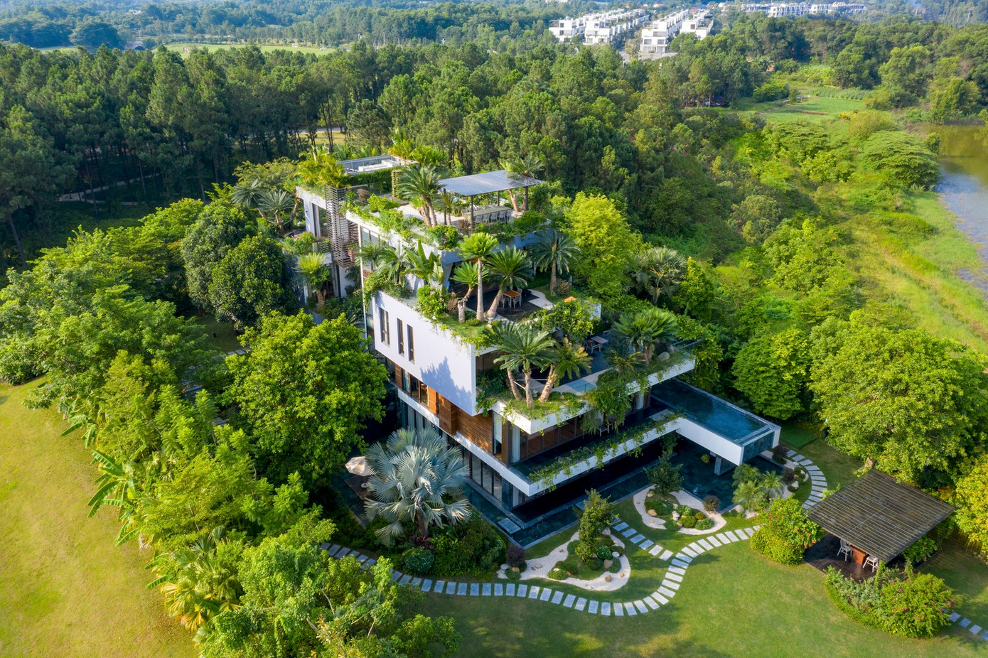 Công trình được thiết kế theo tiêu chí kiến trúc xanh hiện đại, với những đường nét nhẹ nhàng và không gian thoáng đãng, tạo nên những hình khối kiến trúc linh hoạt.