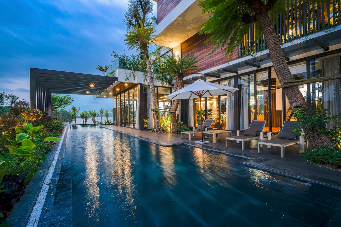 Nhiều chuyên gia về kiến trúc đánh giá, biệt thự này là mẫu công trình nhà ở điển hình, sử dụng sân vườn xanh mát để che bụi, cản tiếng ồn hiệu quả.