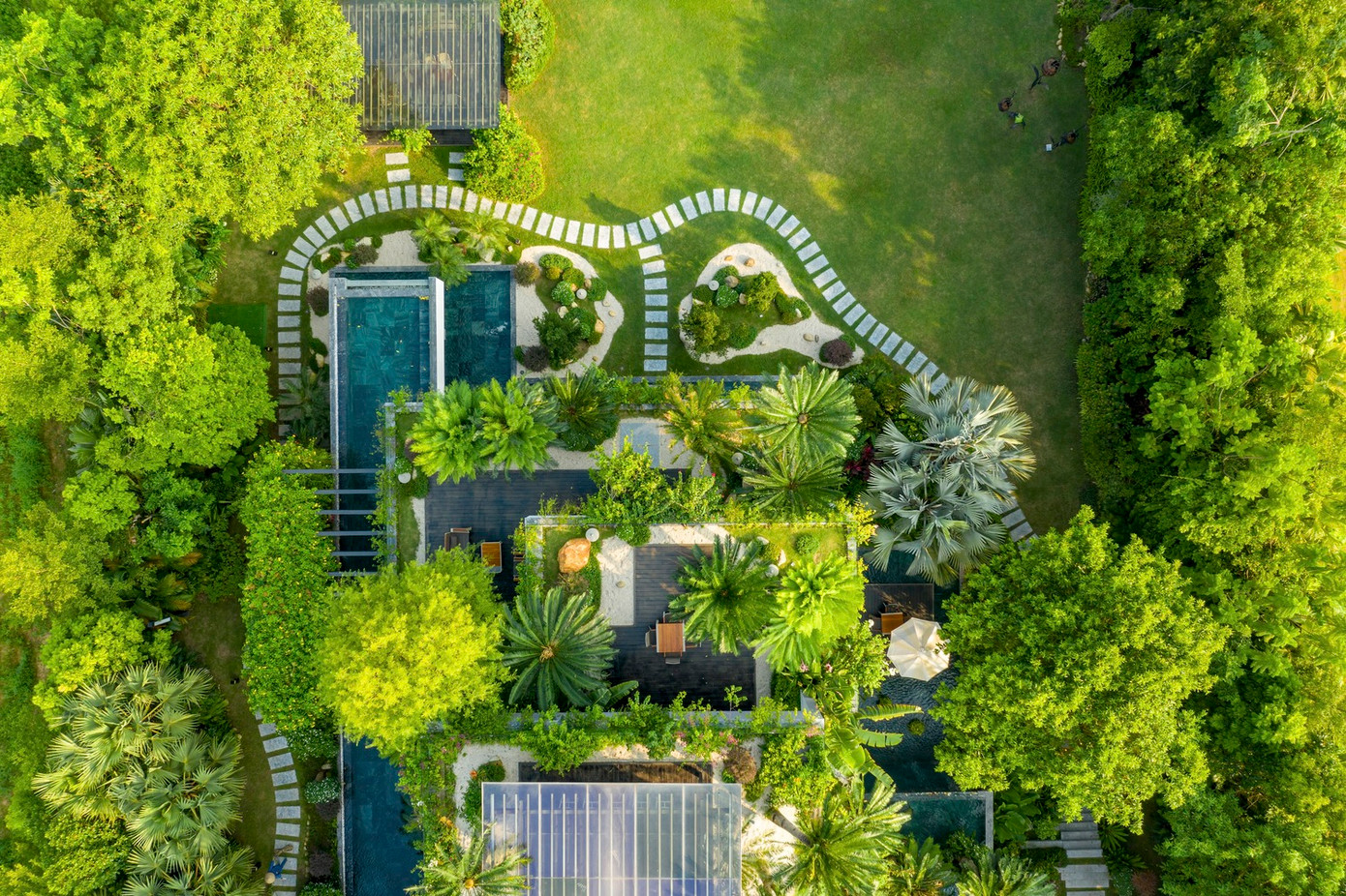 Không gian của biệt thự bao gồm những khu vườn xanh mát, được quy hoạch tổng thể kết hợp với bể bơi, khu vui chơi, địa hình cao thấp tạo nên kiến trúc xanh hài hòa.