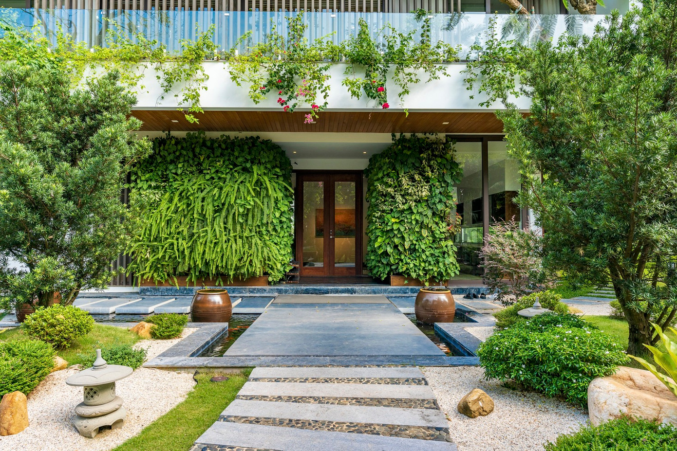 Sân vườn còn được lồng ghép vào từng không gian nội thất và từng tầng trên mặt tiền, kết nối mọi hoạt động của con người một cách chặt chẽ và thân thiện với thiên nhiên.