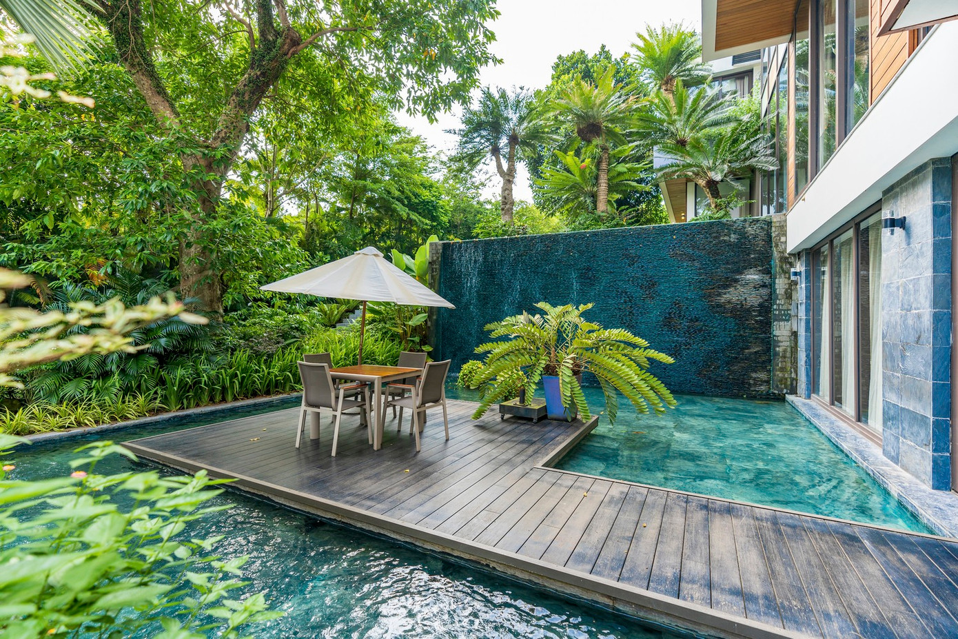 Nhiều chuyên gia về kiến trúc đánh giá, biệt thự này là mẫu công trình nhà ở điển hình, sử dụng sân vườn xanh mát để che bụi, cản tiếng ồn hiệu quả.