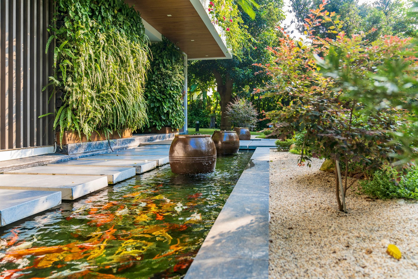 Biệt thự có kết cấu chính là bê tông cốt thép, tường gạch đá, tường gạch không nung thân thiện với môi trường, kết hợp với sơn, gạch men, đá terrazzo và đá granit.